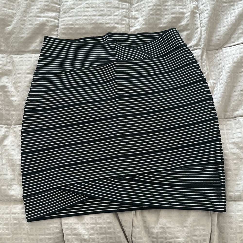 BCBG Maxazria skirt stretchy fabric. Perfect condition